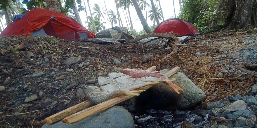 Wisatawan Nikmati Sensasi Bakar Ikan di Pantai Desa Ombo