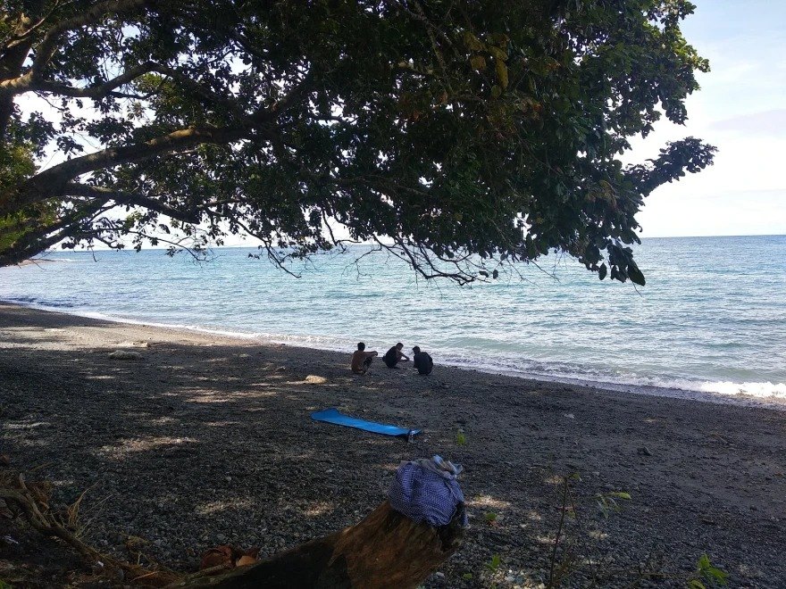 Warga Desa Ombo Gelar Aksi Bersih Pantai untuk Dukung Pariwisata
